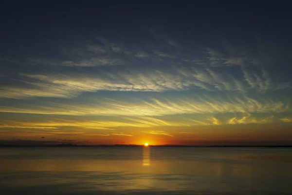 Sonnenuntergangshimmel Mit Strahlender Wolke Goldener Zeit — Stockfoto
