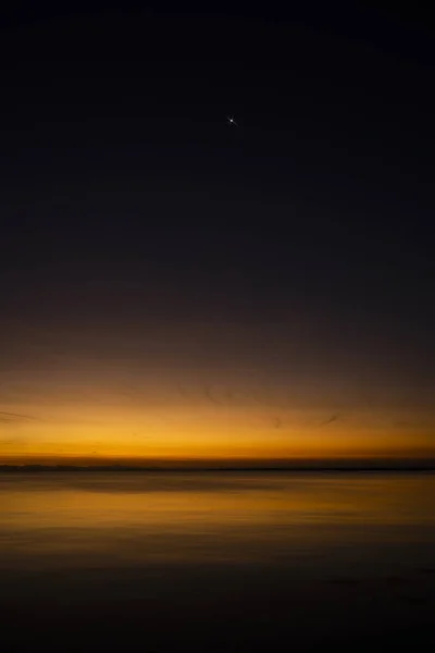 Céu Com Primeira Estrela Lago Céu Crepúsculo Após Pôr Sol — Fotografia de Stock