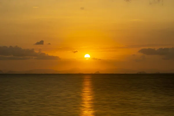 Zonsondergang Hemel Met Donkere Wolken Boven Het Meer Gouden Tijd — Stockfoto