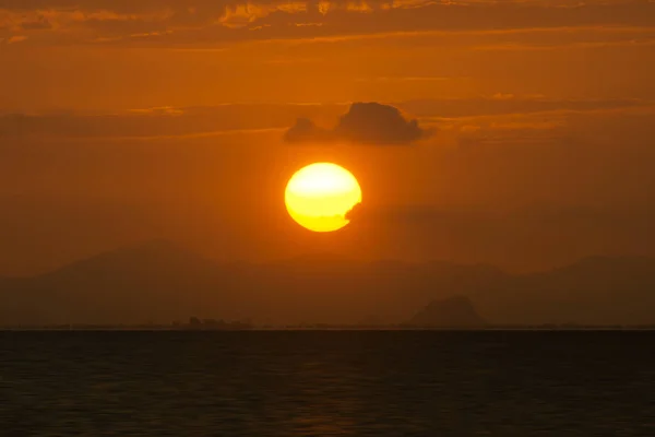 Grand Soleil Dans Ciel Couchant Noie Derrière Montagne — Photo