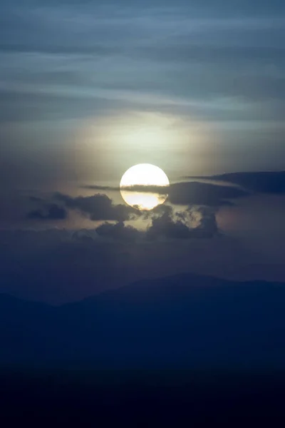 Große Sonne Sonnenuntergangshimmel Versinkt Hinter Dem Blauen Berg Mit Wolken — Stockfoto