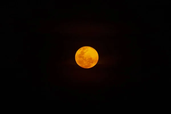 Oange Pełni Księżyca Ciemnym Tle Miękkimi Chmurami — Zdjęcie stockowe