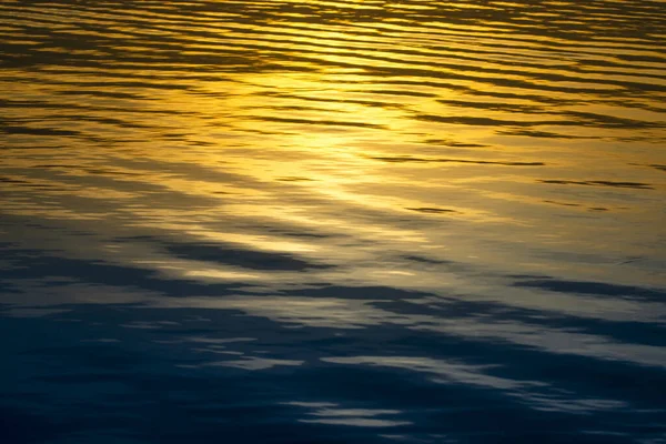 Defocus Vatten Yta Bilder Reflektion Solljuset Vid Sjön Med Två — Stockfoto