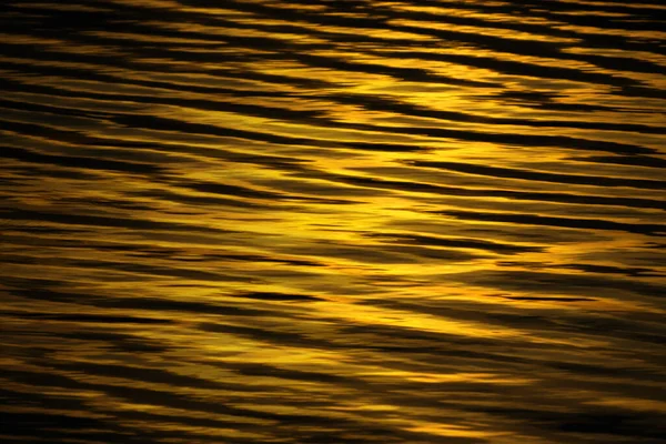 Yüzeyindeki Yansımaları Yok Göldeki Güneş Işığını Yansıt — Stok fotoğraf