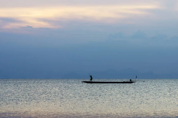 薄暗い空と湖の上に最小限のシルエットの漁師 — ストック写真