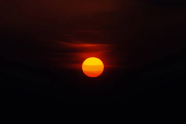 Gran Sol Puesta Sol Cielo Reflejo Agua Lago —  Fotos de Stock