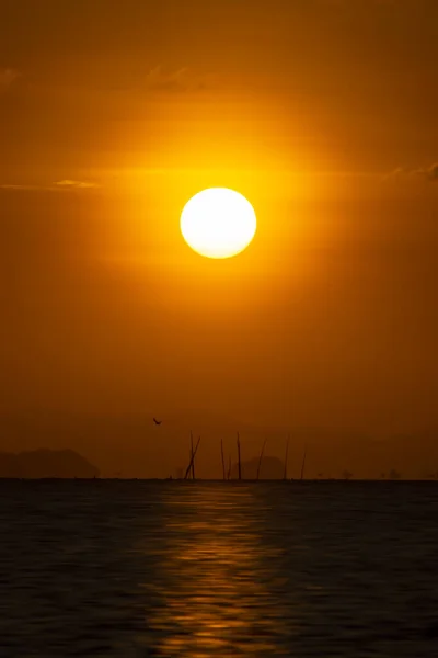 Büyük Güneş Günbatımı Göl Suyuna Yansıyor — Stok fotoğraf