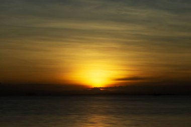 Altın çağda bulutlu gün batımı gökyüzü.