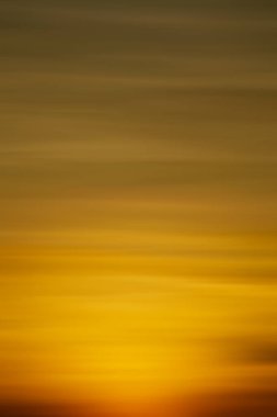 Turuncu gökyüzü ve günbatımı arka planında yumuşak bulut