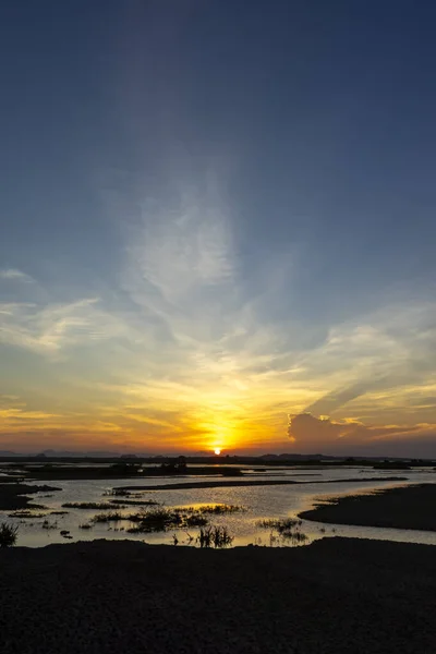 夕阳西下 湿地上空轻柔的云彩 地面上有轮廓 — 图库照片