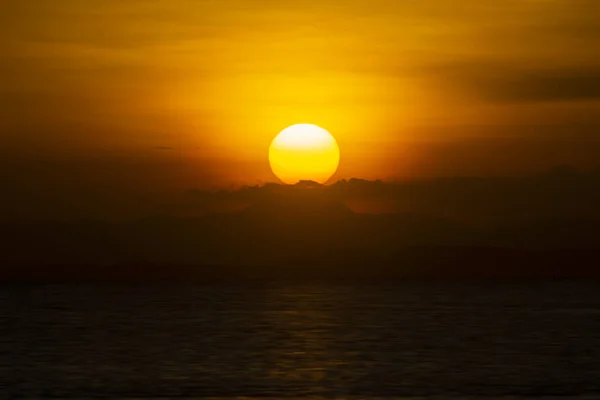 Zonsondergang Hemel Met Wolk Silhouet Berg Aan Het Meer Gouden — Stockfoto