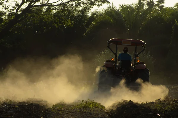 Agricultor Tractor Con Polvo Siembra Grano Tierra Arada Campo Privado —  Fotos de Stock