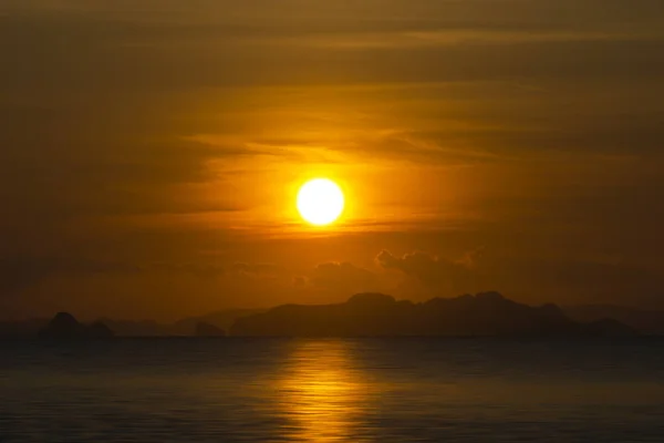 Obloha Zapadajícího Slunce Jemný Mrak Nad Jezerem Zlatém Čase — Stock fotografie