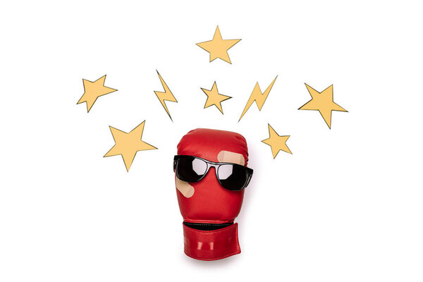 Боксерская перчатка в солнечных очках
 