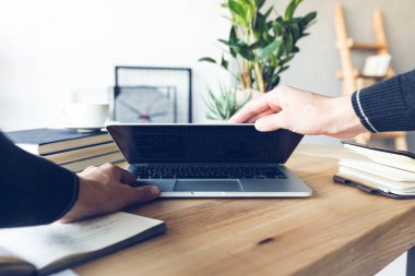ev ofis işyeri dizüstü holding insan eller