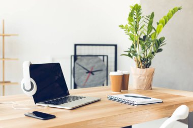 modern ekipman ve nesnelerle ev ofis işyeri tasarımı