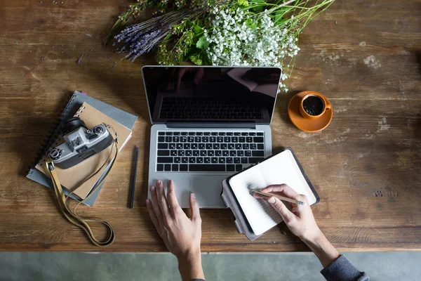 Persoană care utilizează laptop și tabletă grafică în spațiul de lucru cu notebook-uri și cameră de epocă — Fotografie, imagine de stoc