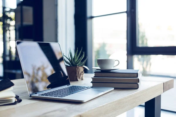 Conception du lieu de travail avec ordinateur portable et tasse de café dans le bureau à la maison — Photo