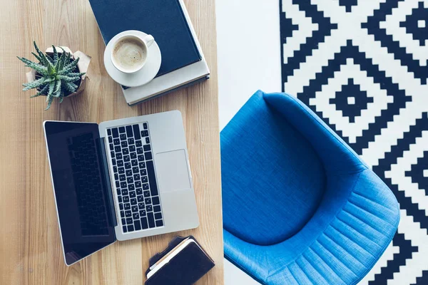 Vista superior del lugar de trabajo con computadora portátil y taza de café en la oficina en casa —  Fotos de Stock