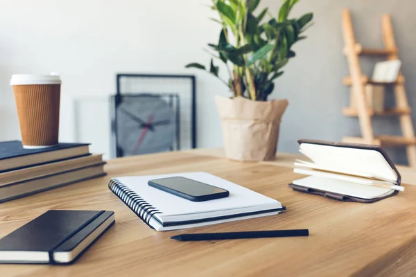 Projeto do local de trabalho no escritório em casa com equipamentos e objetos modernos — Fotografia de Stock