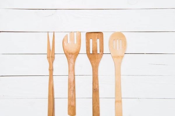 Top view of various wooden spatulas on white tabletop — Stock Photo, Image