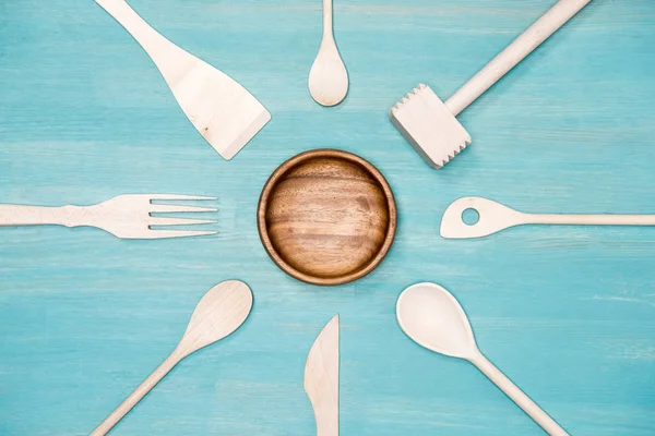 Вид зверху різноманітного дерев'яного посуду з тарілкою — стокове фото