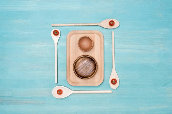テーブルの食器とチェリー トマトの木製まな板のトップ ビュー — ストック写真