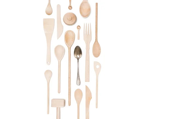 Vista superior de varios utensilios de cocina de madera y cuchara de plata aislada en blanco — Foto de Stock