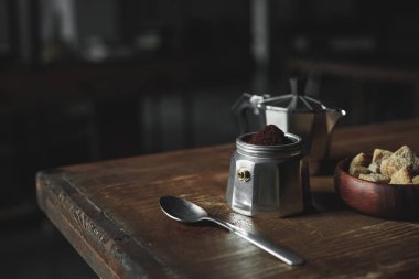 ahşap masa kahve espresso makinesi