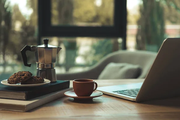 Cup of coffee and laptop — Stock Photo, Image