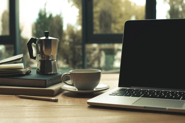 Чашка кофе и ноутбук — стоковое фото