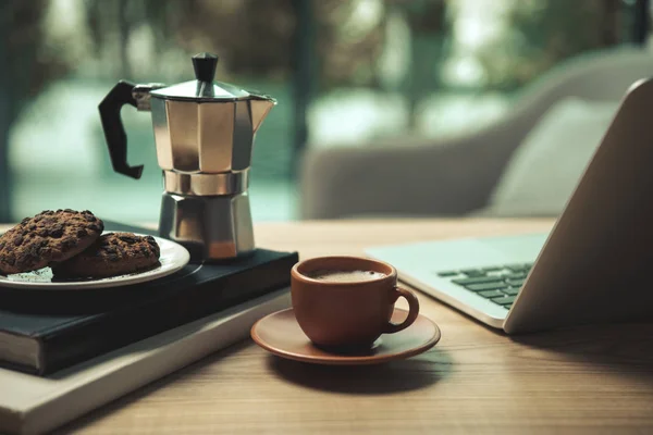 Kopje koffie en laptop — Stockfoto