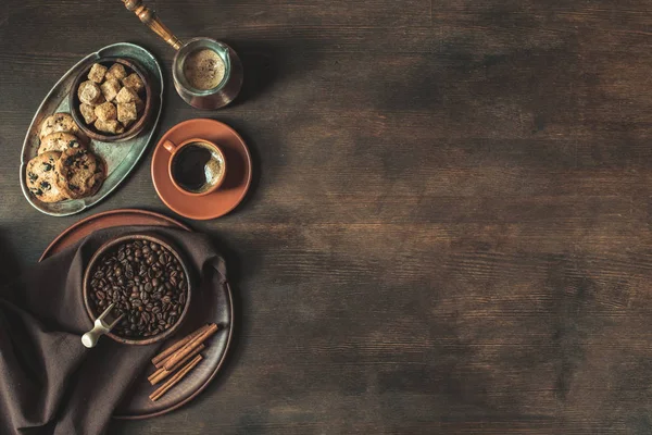 Café con frijoles y azúcar morena con galletas —  Fotos de Stock