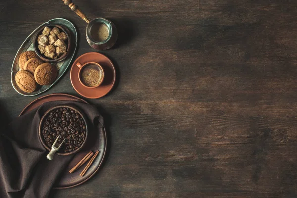 Koffie met bonen en bruine suiker met cookies — Stockfoto