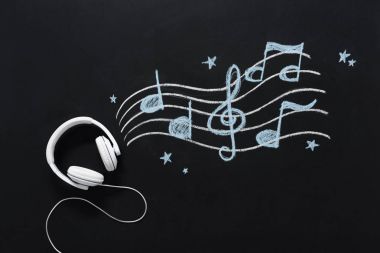 kulaklık ile müzik notaları kara tahta çizilmiş