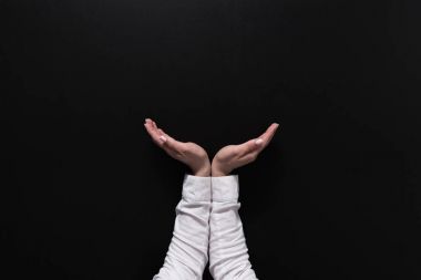 El hareketi ile gösterilen kadın