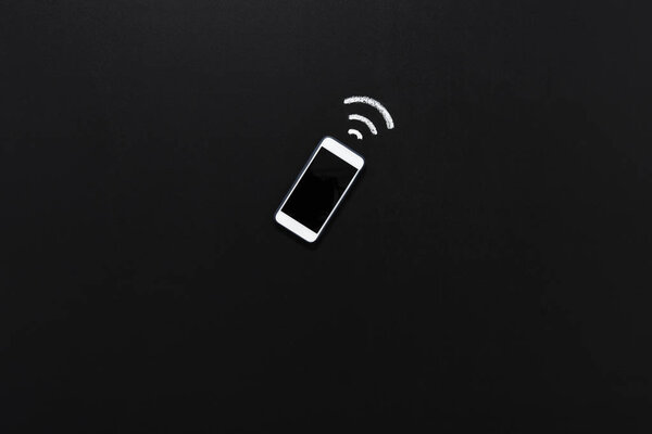 смартфон с пустым экраном и знаком подключения
