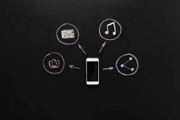 иконки социальных сетей вокруг смартфона
