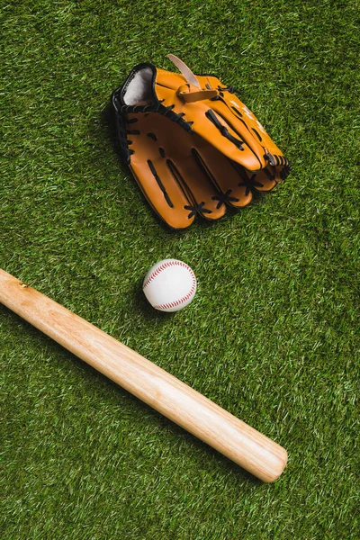 Bastão de beisebol com bola e luva na grama — Fotografia de Stock