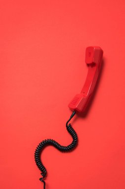 kırmızı telefon yakışıklı