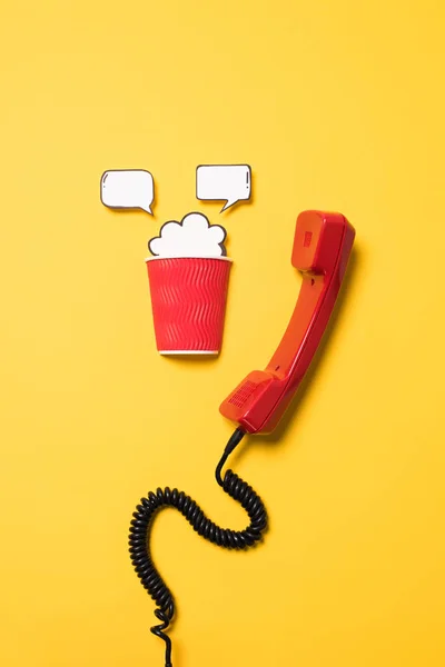 Teléfono inalámbrico y taza de papel — Foto de Stock