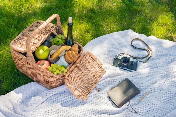 Picnic basket and camera — Stock Photo, Image