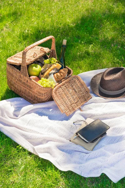 Picnic basket and notebook with pencil — Stock Photo, Image
