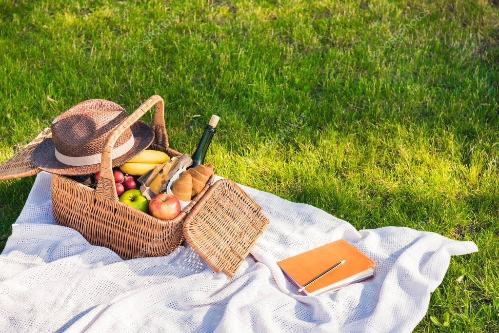 Picnic basket and notebook with pencil 