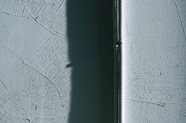 Tel ile beton duvar