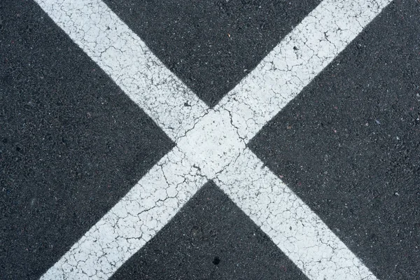 Linhas de estacionamento brancas na estrada — Fotografia de Stock