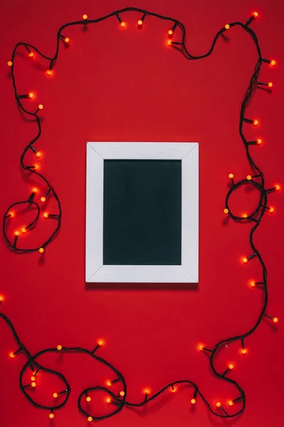 Boş Çerçeve Noel Işıkları Kırmızı Izole Üstten Görünüm — Stok fotoğraf