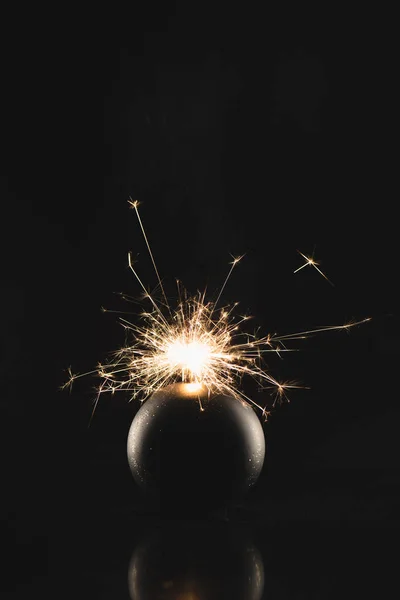 Aproape Vedere Ardere Sparklers Jucărie Crăciun Izolat Negru — Fotografie de stoc gratuită