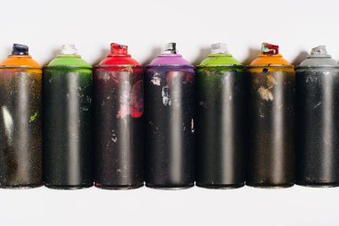 Düzenlenmiş renkli sprey boya beyaz izole kutular içinde üstten görünüm