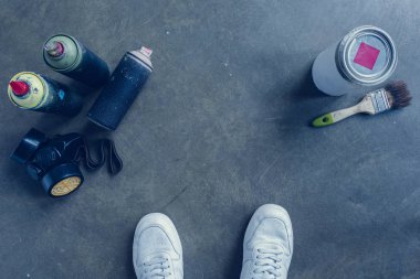 Kısmi aerosol kutular Paint'te yakınındaki ayakta adam görünümünü 